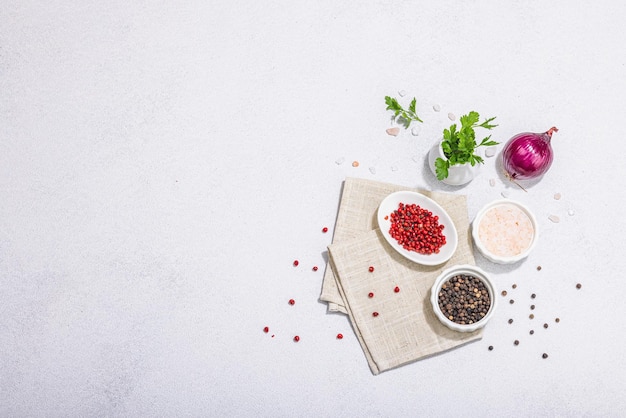 Składniki i przyprawy na blacie
